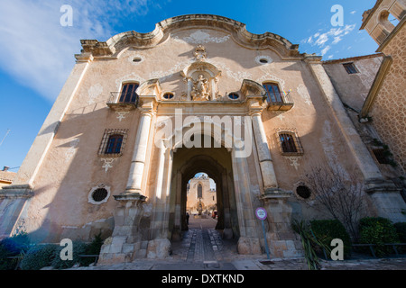 Außentüren Eingang in den inneren Bereich des Klosters von Santes Creus, Spanien Stockfoto