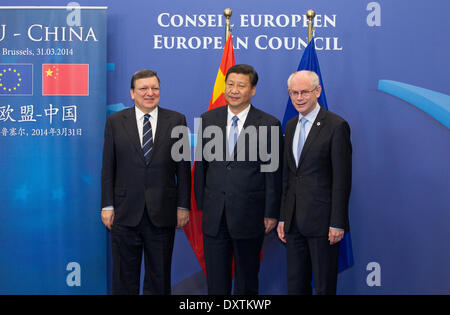 Bei seinem Besuch in den europäischen Institutionen abgebildet war Präsident Xi Jinping der Volksrepublik China mit (links) Barroso, Präsident der Europäischen Kommission und (rechts) Herman Van Rompuy, Präsident des Europäischen Rates. Stockfoto