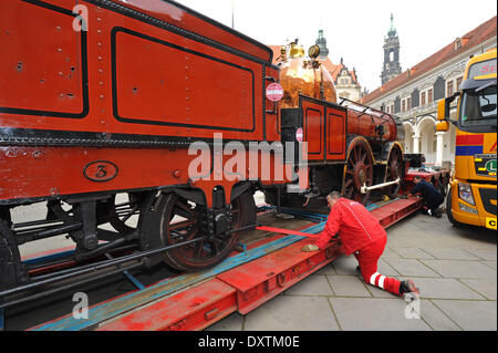 Dresden, Deutschland. 31. März 2014. Spezialisten entladen historische Dampfmaschine "Alte Coppernob", die Leihgabe der National Railway Museum in York (England), im Stallhof des Dresdner Residenzschloss in Dresden, Deutschland, 31. März 2014. Alten Coppernob ist eines der ältesten Lokomotiven noch in Existenz heute. Es wurde 1846 von Bury, Curtis & Kennedy Ltd. in Liverpool gebaut und ist baugleich mit dem technischen Modell für die "Saxonia" von 1939, der erste operative deutsche Lokomotive. Bildnachweis: Dpa picture Alliance/Alamy Live News Stockfoto