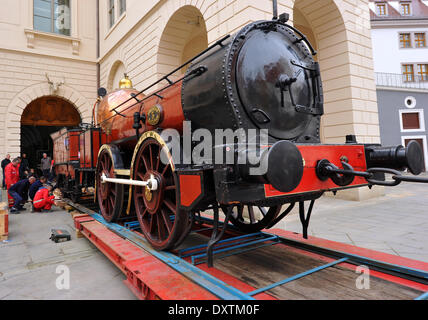 Dresden, Deutschland. 31. März 2014. Spezialisten entladen historische Dampfmaschine "Alte Coppernob", die Leihgabe der National Railway Museum in York (England), im Stallhof des Dresdner Residenzschloss in Dresden, Deutschland, 31. März 2014. Alten Coppernob ist eines der ältesten Lokomotiven noch in Existenz heute. Es wurde 1846 von Bury, Curtis & Kennedy Ltd. in Liverpool gebaut und ist baugleich mit dem technischen Modell für die "Saxonia" von 1939, der erste operative deutsche Lokomotive. Bildnachweis: Dpa picture Alliance/Alamy Live News Stockfoto