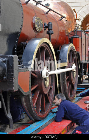 Dresden, Deutschland. 31. März 2014. Spezialisten entladen historische Dampfmaschine "Alte Coppernob", die Leihgabe der National Railway Museum in York (England), im Stallhof des Dresdner Residenzschloss in Dresden, Deutschland, 31. März 2014. Alten Coppernob ist eines der ältesten Lokomotiven noch in Existenz heute. Es wurde 1846 von Bury, Curtis & Kennedy Ltd. in Liverpool gebaut und ist baugleich mit dem technischen Modell für die "Saxonia" von 1939, der erste operative deutsche Lokomotive. Bildnachweis: Dpa picture Alliance/Alamy Live News Stockfoto