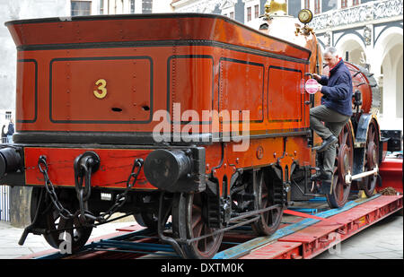 Dresden, Deutschland. 31. März 2014. Spezialisten entladen historische Dampfmaschine "Alte Coppernob", die Leihgabe der National Railway Museum in York (England), im Stallhof des Dresdner Residenzschloss in Dresden, Deutschland, 31. März 2014. Alten Coppernob ist eines der ältesten Lokomotiven noch in Existenz heute. Es wurde 1846 von Bury, Curtis & Kennedy Ltd. in Liverpool gebaut und ist baugleich mit dem technischen Modell für die "Saxonia" von 1939, der erste operative deutsche Lokomotive. Bildnachweis: Dpa picture Alliance/Alamy Live News Stockfoto