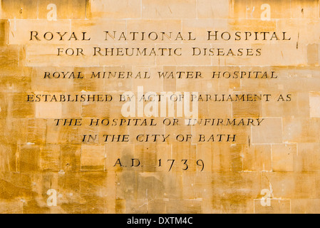 Inschrift auf der Wand des Royal National Hospital für rheumatische Erkrankungen in der Stadt Bath, Somerset, England, UK. Stockfoto