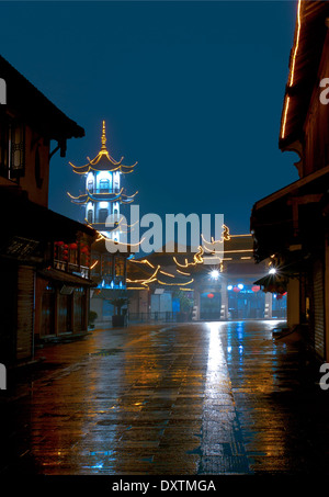 Blick auf die alte chinesische Straße in der Nacht. China Zhouzhuang Stockfoto