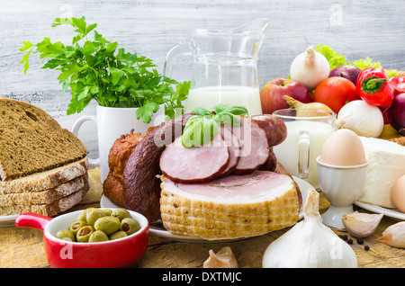 Komposition mit verschiedenen Lebensmitteln wie Fleisch und Milchprodukte Stockfoto