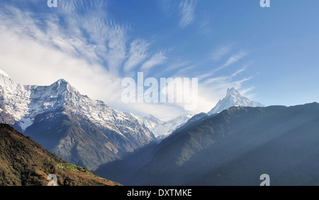 Annapurna Gebirge, Himalaya Nepal gesehen aus einem Dorf beim trekking rund um den Annapurna. Stockfoto