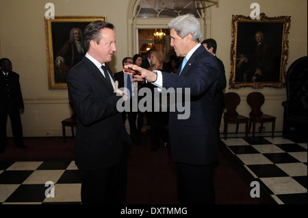 Britische Premierminister David Cameron nimmt Abschied Sekretär Kerry Stockfoto