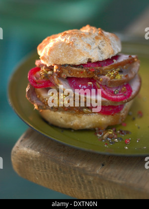 Geräuchert, Schweinebraten, rote Zwiebel und traditionellen Senf burger Stockfoto