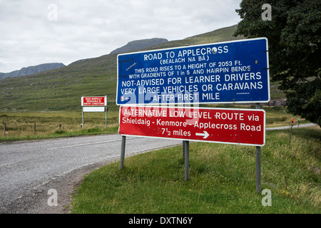 Warnsignale vor einer steilen, gewundenen Straße in Lochcarron, Schottland Stockfoto