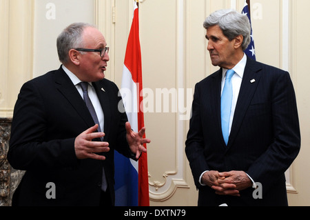 Secretary Kerry Plays als niederländische Außenminister Timmermans Adressen Reporter in den Haag Stockfoto