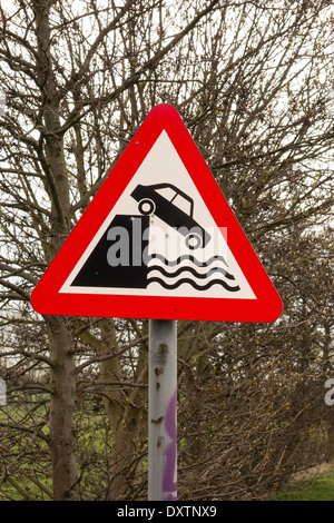 Autofahrer, die Warnzeichen des Flusses voraus Stockfoto