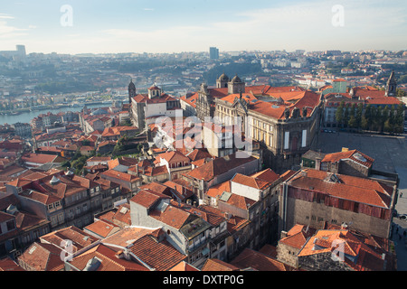 Dächer der Altstadt Portos an einem warmen Frühlingstag, Porto, Portugal Stockfoto