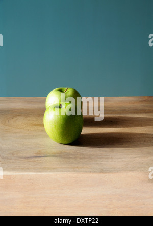 Zwei Granny Smith Äpfel Stockfoto