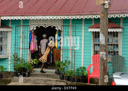 Von Tür zu Tür hölzernen Besen Verkäufer. Hillsborough. Carriacou Insel. Grenada. Stockfoto