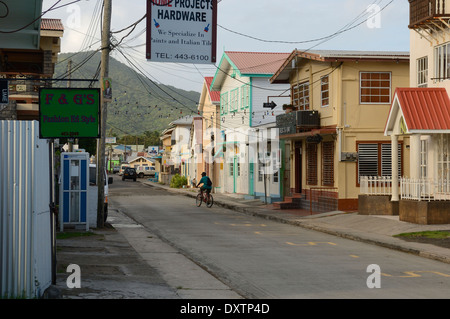 Lokalen Radfahrer auf der Hauptstraße. Hillsborough. Carriacou Insel. Grenada Stockfoto