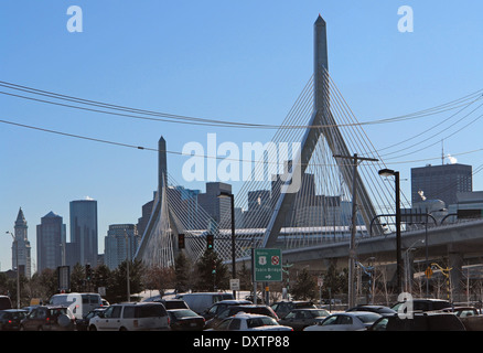Landschaft mit "Zakim Bunker Hill Bridge" in Boston (Massachusetts, USA) im Winter im sonnigen Ambiente Stockfoto