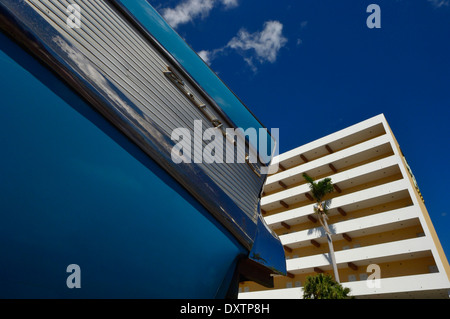 Niedrigen Winkel Ansicht der klassischen 50er Jahre Auto. Chevrolet Bel Air. Cienfuegos, Kuba. Karibik Stockfoto