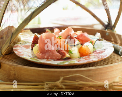 Kugel-Melonen-Salat mit frischen Feigen und Rohschinken Stockfoto