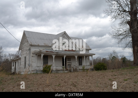 Suche alte aufzugeben Spukhaus Stockfoto