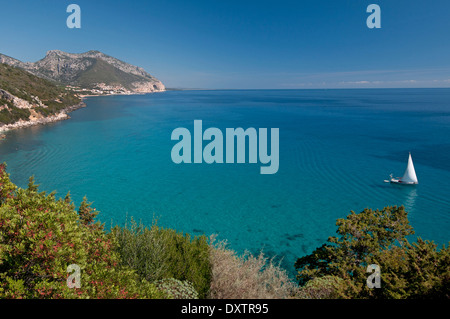 Segeln das klare Wasser entlang der berühmten Cala Gonone Küste am Golf von Orosei, in der Nähe von Cala Fuili Strand, Sardinien, Italien Stockfoto