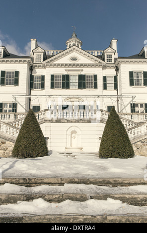 Große weiße Herrenhaus aus dem goldenen Zeitalters im Winter. Die Halterung Edith Wartons Berkshires Anwesen in Lenox, Ma. Stockfoto