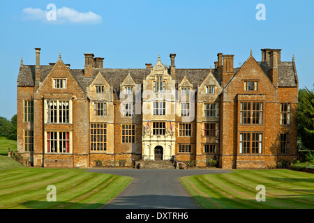 Frontalansicht des Wroxton Abbey, ein jakobinischen Haus, Wroxton, Oxfordshire, England, Großbritannien. Stockfoto