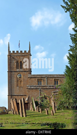 Blick auf All Saints Church, 14. Jahrhundert Pfarrkirche in Wroxton, Oxfordshire, England, Großbritannien. Stockfoto