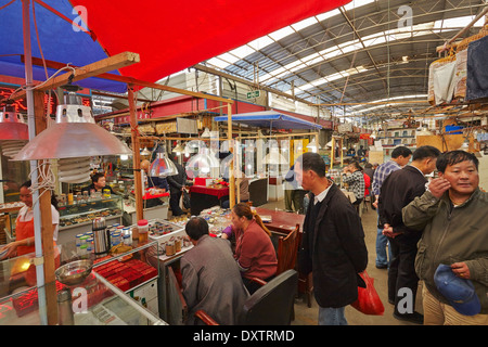 Ein Spaten auf dem Vogel-, Fisch- und Insektenmarkt in Shanghai, China. Stockfoto