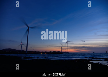 Elektro Power Generator Windkraftanlage über ein bewölkter Himmel in Jeju Küste Stockfoto