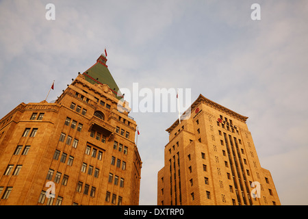 Bank of China Building (rechts) und das Peace Hotel, zwei historische Gebäude mit Kultstatus am Flussufer Bund, am Huangpu-Fluss, Shanghai, China. Stockfoto