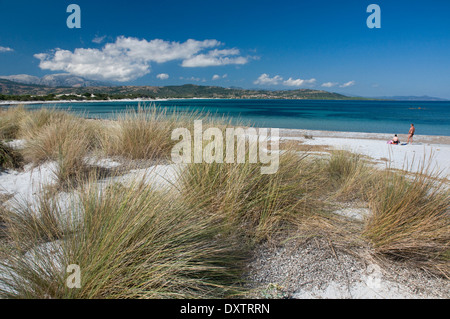 Sanddünen und Pflanzen am Capo Comino Strand, Siniscola, Ostküste von Sardinien, Italien Stockfoto