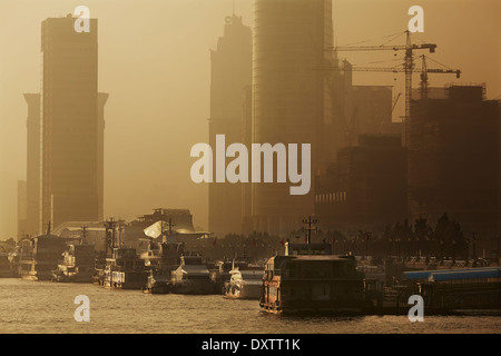 Am frühen Morgen dunstig Sonnenschein auf dem Huangpu Fluss, gesehen vom Flussufer Bund, in Shanghai, China. Stockfoto