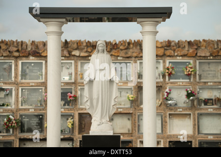 Unsere Liebe Frau Skulpturen schützende Gräber und Bestattungen, Friedhof in Barcelona, Spanien Stockfoto