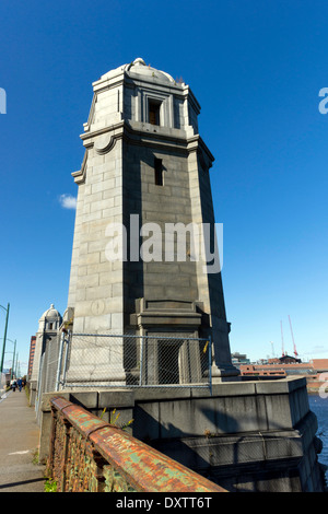 Einer der Türme auf der Longfellow Bridge über den Charles River in Boston, Massachusetts, USA Stockfoto