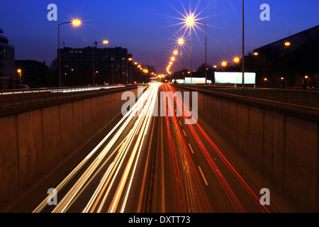 Nachtverkehr in der Stadt, Auto Lichter Spuren in Bewegung Stockfoto