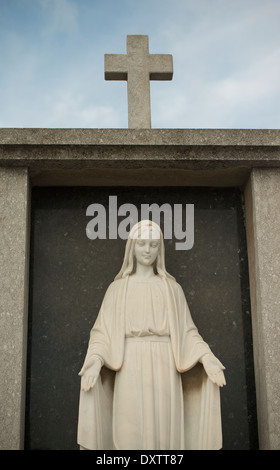 Unsere Liebe Frau Skulpturen schützende Gräber und Bestattungen, Friedhof in Barcelona, Spanien Stockfoto