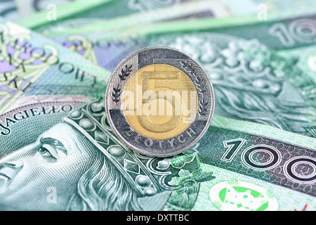 Polnische Münze auf hundert Zloty Rechnungen Stockfoto