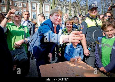 Haag, die Niederlande. 29. März 2014. King Willem-Alexander (C) der Niederlande besucht die Verfassung-Festival in den Haag, Niederlande, 29. März 2014. Der König besucht im Laufe des Tages seinen eigenen Schrank, The King Office auf dem Hofvijver und sieht die ursprüngliche Verfassung von 1814. Der König besucht auch einige Aktivitäten am Lange Voorhout für die Öffentlichkeit. Nach, daß er besucht einen Dialog zwischen einem Schauspieler von König Willem van I und Gijsbert Karel Hogendorp (einer der Gründer der ursprünglichen Verfassung von 1814). Der König schließt seinen Besuch am Rathaus in den Haag. © Dpa Picture-Alliance / A Stockfoto