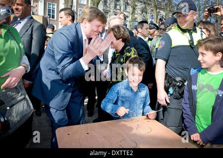 Haag, die Niederlande. 29. März 2014. König Willem-Alexander (2 L) von den Niederlanden besucht die Verfassung-Festival in den Haag, Niederlande, 29. März 2014. Der König besucht im Laufe des Tages seinen eigenen Schrank, The King Office auf dem Hofvijver und sieht die ursprüngliche Verfassung von 1814. Der König besucht auch einige Aktivitäten am Lange Voorhout für die Öffentlichkeit. Nach, daß er besucht einen Dialog zwischen einem Schauspieler von König Willem van I und Gijsbert Karel Hogendorp (einer der Gründer der ursprünglichen Verfassung von 1814). Der König schließt seinen Besuch am Rathaus in den Haag. © Dpa Picture-Alliance Stockfoto