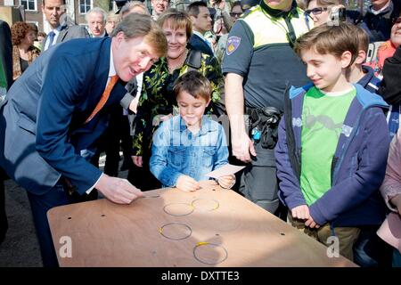 Haag, die Niederlande. 29. März 2014. König Willem-Alexander (L) der Niederlande besucht die Verfassung-Festival in den Haag, Niederlande, 29. März 2014. Der König besucht im Laufe des Tages seinen eigenen Schrank, The King Office auf dem Hofvijver und sieht die ursprüngliche Verfassung von 1814. Der König besucht auch einige Aktivitäten am Lange Voorhout für die Öffentlichkeit. Nach, daß er besucht einen Dialog zwischen einem Schauspieler von König Willem van I und Gijsbert Karel Hogendorp (einer der Gründer der ursprünglichen Verfassung von 1814). Der König schließt seinen Besuch am Rathaus in den Haag. © Dpa Picture-Alliance / A Stockfoto