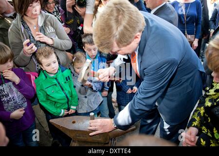 Haag, die Niederlande. 29. März 2014. King Willem-Alexander (R) der Niederlande besucht die Verfassung-Festival in den Haag, Niederlande, 29. März 2014. Der König besucht im Laufe des Tages seinen eigenen Schrank, The King Office auf dem Hofvijver und sieht die ursprüngliche Verfassung von 1814. Der König besucht auch einige Aktivitäten am Lange Voorhout für die Öffentlichkeit. Nach, daß er besucht einen Dialog zwischen einem Schauspieler von König Willem van I und Gijsbert Karel Hogendorp (einer der Gründer der ursprünglichen Verfassung von 1814). Der König schließt seinen Besuch am Rathaus in den Haag. © Dpa Picture-Alliance / A Stockfoto