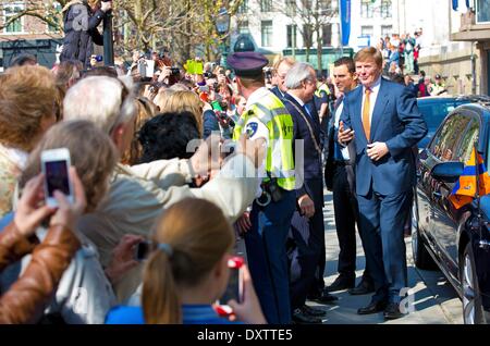 Haag, die Niederlande. 29. März 2014. King Willem-Alexander (R) der Niederlande besucht die Verfassung-Festival in den Haag, Niederlande, 29. März 2014. Der König besucht im Laufe des Tages seinen eigenen Schrank, The King Office auf dem Hofvijver und sieht die ursprüngliche Verfassung von 1814. Der König besucht auch einige Aktivitäten am Lange Voorhout für die Öffentlichkeit. Nach, daß er besucht einen Dialog zwischen einem Schauspieler von König Willem van I und Gijsbert Karel Hogendorp (einer der Gründer der ursprünglichen Verfassung von 1814). Der König schließt seinen Besuch am Rathaus in den Haag. © Dpa Picture-Alliance / A Stockfoto