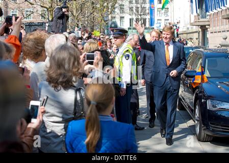 Haag, die Niederlande. 29. März 2014. King Willem-Alexander (R) der Niederlande besucht die Verfassung-Festival in den Haag, Niederlande, 29. März 2014. Der König besucht im Laufe des Tages seinen eigenen Schrank, The King Office auf dem Hofvijver und sieht die ursprüngliche Verfassung von 1814. Der König besucht auch einige Aktivitäten am Lange Voorhout für die Öffentlichkeit. Nach, daß er besucht einen Dialog zwischen einem Schauspieler von König Willem van I und Gijsbert Karel Hogendorp (einer der Gründer der ursprünglichen Verfassung von 1814). Der König schließt seinen Besuch am Rathaus in den Haag. © Dpa Picture-Alliance / A Stockfoto