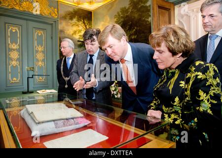 Haag, die Niederlande. 29. März 2014. King Willem-Alexander (C) der Niederlande besucht die Verfassung-Festival in den Haag, Niederlande, 29. März 2014. Der König besucht im Laufe des Tages seinen eigenen Schrank, The King Office auf dem Hofvijver und sieht die ursprüngliche Verfassung von 1814. Der König besucht auch einige Aktivitäten am Lange Voorhout für die Öffentlichkeit. Nach, daß er besucht einen Dialog zwischen einem Schauspieler von König Willem van I und Gijsbert Karel Hogendorp (einer der Gründer der ursprünglichen Verfassung von 1814). Der König schließt seinen Besuch am Rathaus in den Haag. © Dpa Picture-Alliance / A Stockfoto