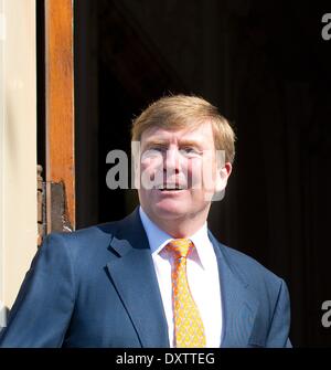 Haag, die Niederlande. 29. März 2014. König Willem-Alexander der Niederlande besucht die Verfassung-Festival in den Haag, Niederlande, 29. März 2014. Der König besucht im Laufe des Tages seinen eigenen Schrank, The King Office auf dem Hofvijver und sieht die ursprüngliche Verfassung von 1814. Der König besucht auch einige Aktivitäten am Lange Voorhout für die Öffentlichkeit. Nach, daß er besucht einen Dialog zwischen einem Schauspieler von König Willem van I und Gijsbert Karel Hogendorp (einer der Gründer der ursprünglichen Verfassung von 1814). Der König schließt seinen Besuch am Rathaus in den Haag. © Dpa Picture-Alliance/Alamy Stockfoto