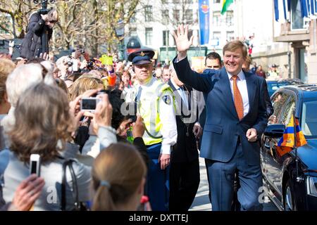 Haag, die Niederlande. 29. März 2014. King Willem-Alexander (R) der Niederlande besucht die Verfassung-Festival in den Haag, Niederlande, 29. März 2014. Der König besucht im Laufe des Tages seinen eigenen Schrank, The King Office auf dem Hofvijver und sieht die ursprüngliche Verfassung von 1814. Der König besucht auch einige Aktivitäten am Lange Voorhout für die Öffentlichkeit. Nach, daß er besucht einen Dialog zwischen einem Schauspieler von König Willem van I und Gijsbert Karel Hogendorp (einer der Gründer der ursprünglichen Verfassung von 1814). Der König schließt seinen Besuch am Rathaus in den Haag. © Dpa Picture-Alliance / A Stockfoto