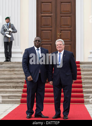 Berlin, Deutschland. 31. März 2014. German President Joachim Gauck (R) begrüßt senegalesische Präsident Macky Sall Schloss Bellevue in Berlin, Deutschland, 31. März 2014. Foto: BERND VON JUTRCZENKA/DPA/Alamy Live-Nachrichten Stockfoto