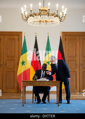 Berlin, Deutschland. 31. März 2014. Senegalesische Präsident Macky Sall unterschreibt das Gästebuch in Anwesenheit von German President Joachim Gauck (R) in Schloss Bellevue in Berlin, Deutschland, 31. März 2014. Foto: BERND VON JUTRCZENKA/DPA/Alamy Live-Nachrichten Stockfoto
