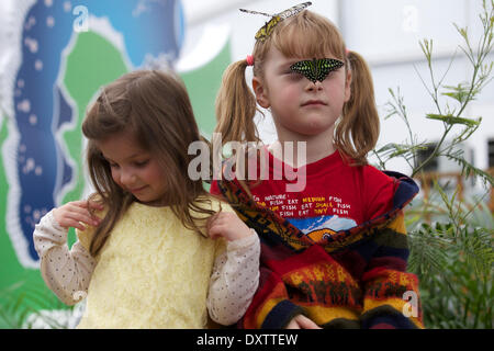 London, UK. 31. März 2014.  Kinder spielen mit Schmetterlingen im Natural History Museum, sensationelle Schmetterlinge Ausstellung zu starten Stockfoto
