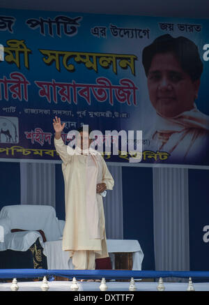 Calcutta, Indian state West Bengal. 31. März 2014. Ehemaliger chief Minister im nördlichen Bundesstaat Uttar Pradesh Mayawati Wellen Menschen während einer Kundgebung in Kalkutta, Hauptstadt des östlichen indischen Bundesstaat Westbengalen, 31. März 2014. Parlamentswahlen in Indien findet vom 7. April bis Mai 12 statt. Bildnachweis: Tumpa Mondal/Xinhua/Alamy Live-Nachrichten Stockfoto